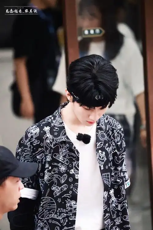张真源全员加速中上班饭拍9615黑色花衬衫 发带造型清爽帅气少年