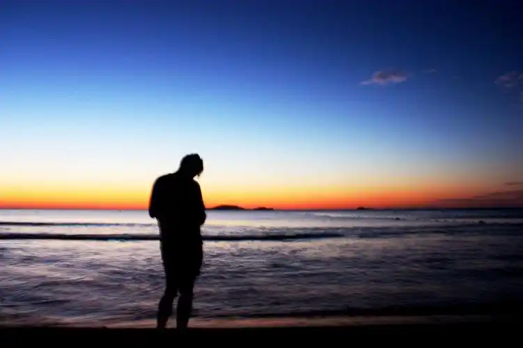 一个人在海边的图片,高清图片,壁纸-桌面城市