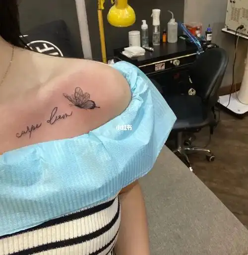 小清新锁骨英文蝴蝶纹身