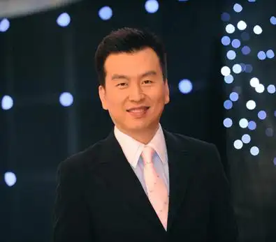 原创 央视最痴情的主持人,3次下跪求婚董卿遭拒,今55岁仍单身一人