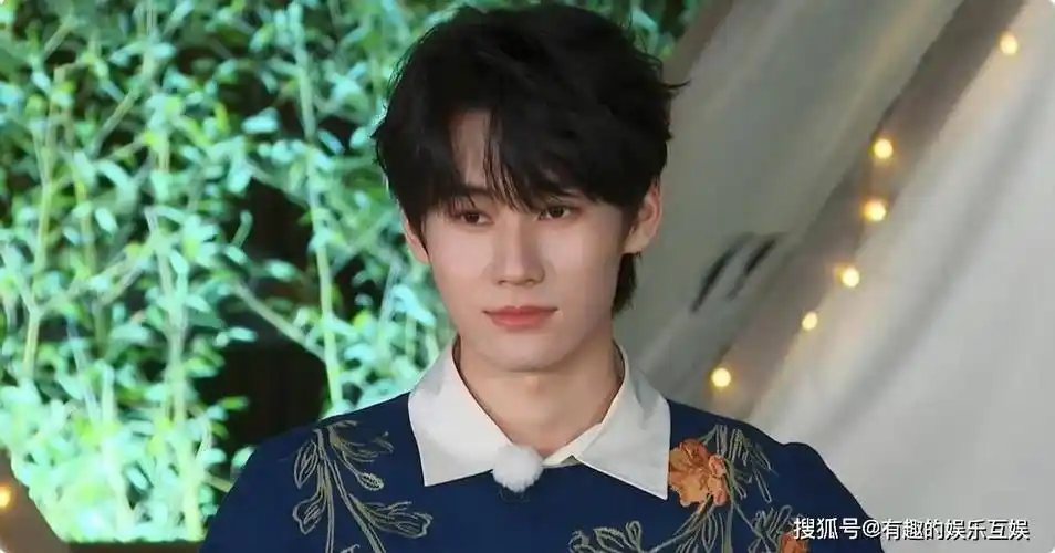 自我介绍的时候就说了一句"大家好,我是张真源",然后就没了,完全没有