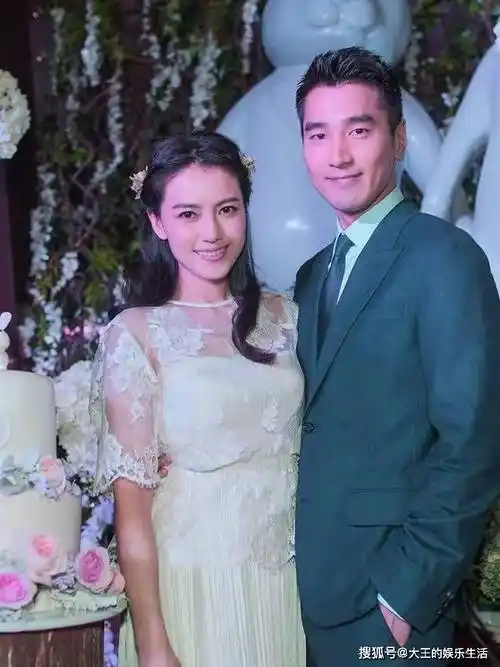 高圆圆赵又廷参加好友婚礼,夫妻俩恩爱太甜蜜,结婚10年像热恋期