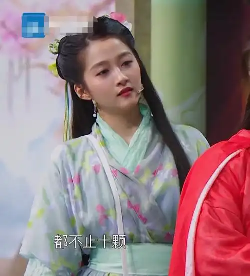 关晓彤一晚上不敢靠近唐嫣,分别截图两人的脸,肤色对比认真的?