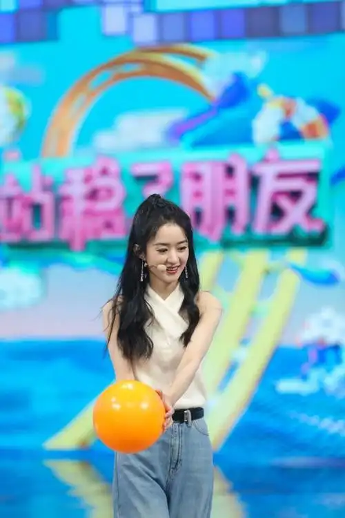 赵丽颖录制快乐大本营穿白色上衣牛仔裤少女感溢出屏幕了