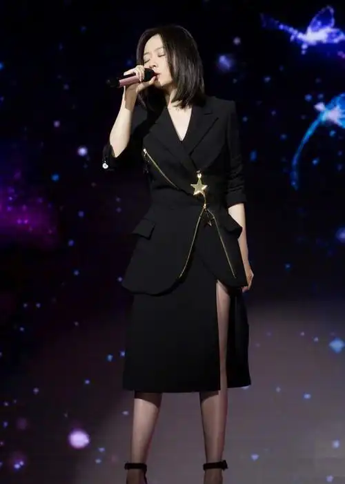 38岁张靓颖太敢穿!西装不扣一颗扣子,直接露出透视内衣真抢镜