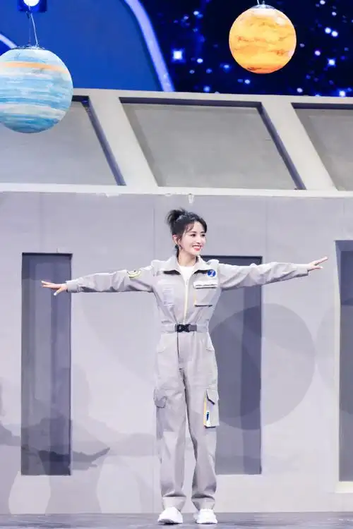 佟丽娅王牌对王牌录制花絮照释出穿工装梳高马尾利落帅气