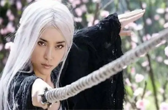 事实证明,销声匿迹两年的李冰冰,已经悄悄走上了另一条道路