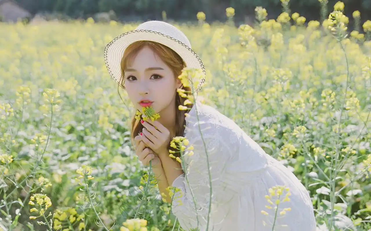 花海中的少女唯美写真高清电脑桌面壁纸