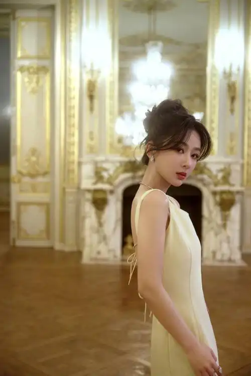 杨紫穿露背黄裙温柔优雅凹凸有致身材吸睛3