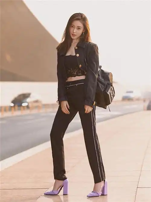 "张天爱"又把马丁靴带火了,配红色卫衣走机场,气场不输超模