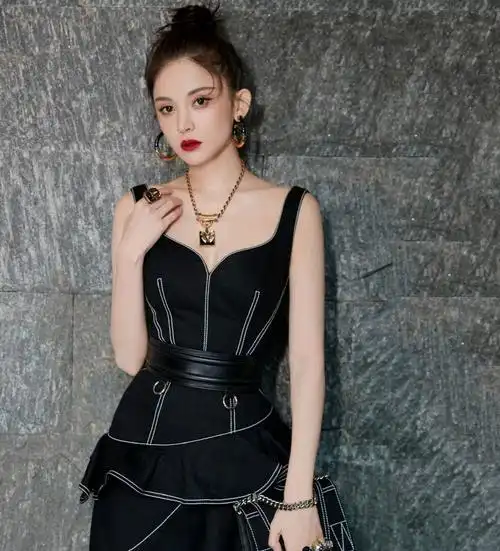 古力娜扎穿黑色长裙身材超有料,扛得住高清镜头 明星搭配 第2张