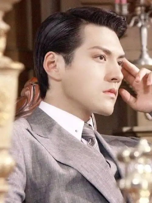 严屹宽年轻时颜值太高,五官像娃娃一样精致,这才是真正的美男子