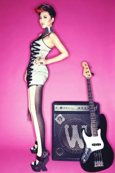 谭维维身兼歌手与老板 完美演绎"全能达人"