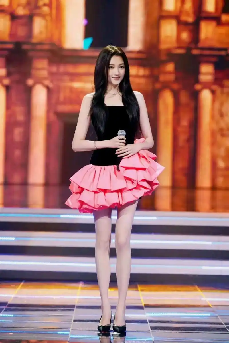 当关晓彤在大湾区舞台唱歌的时候,满屏都是她的腿!