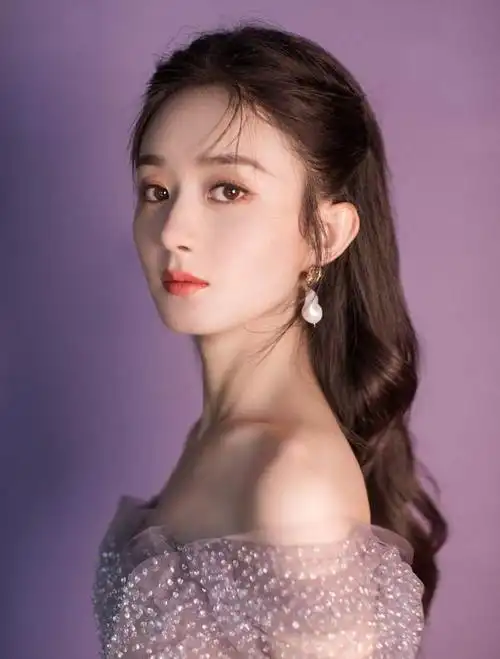 赵丽颖一袭黑色露腰礼服,宛若女王,走路的时候霸气侧漏,浑身都散发着