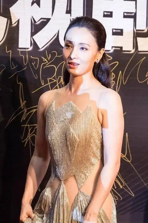 50岁陶虹越老越有味道!穿抹胸裙在腰部真美丽,细腰肤白真显年轻