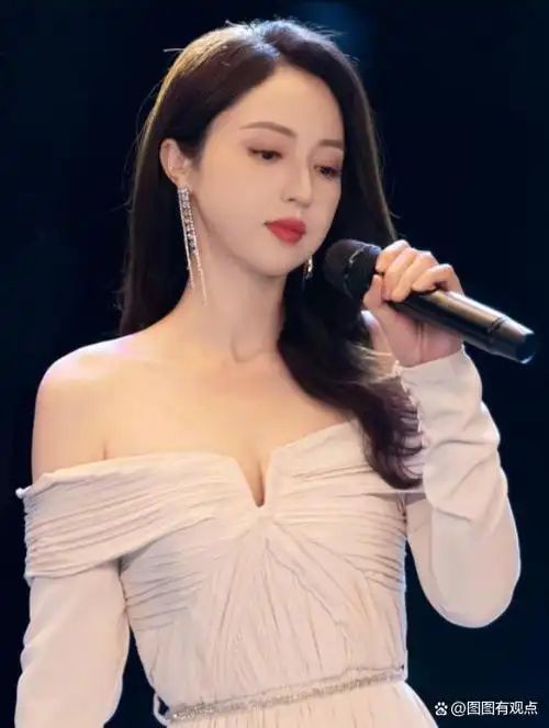 董璇是一位著名的中国女演员,曾经出演过多部热门电视剧和电影.