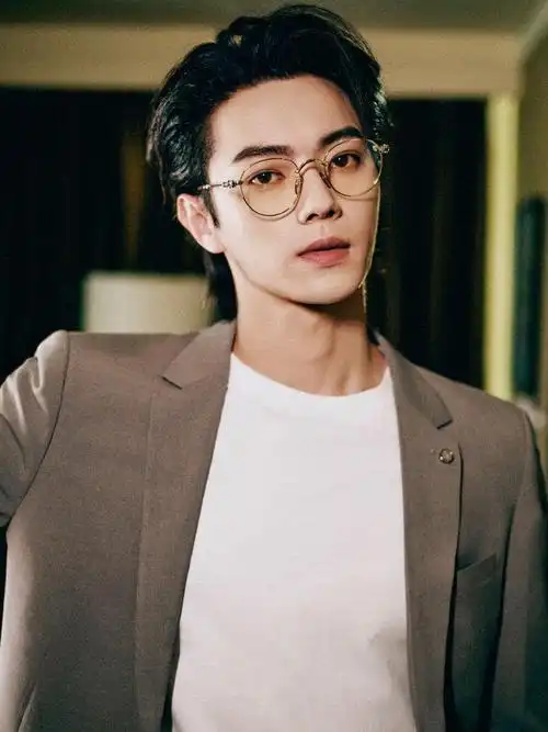 许凯 背头 眼睛 我晕,真的会被许凯这身造型帅到啊