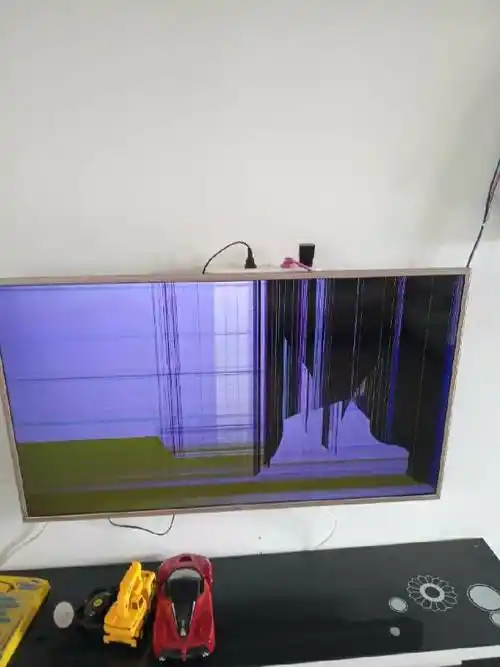 请问电视屏幕这种是屏幕坏还是排线,驱动板坏,小孩砸到就变这样了.