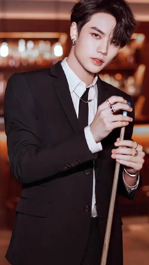 林彦俊帅气黑色西装冷峻迷人写真