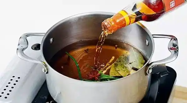 4.在煮锅中加入糟卤汁,花雕酒,白酒调成醉鸡卤汁备用.