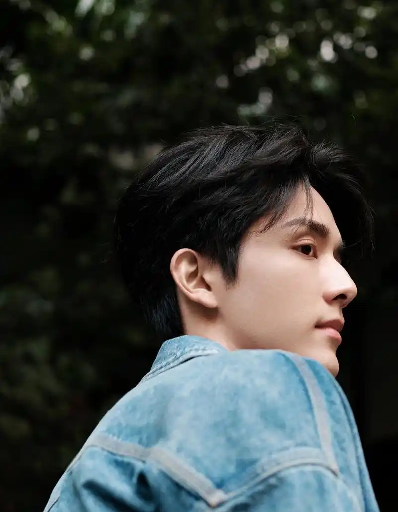 张新成牛仔服写真[小红花]