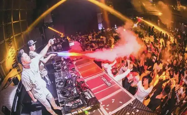 学打碟找师傅好还找专业的dj培训学校好?