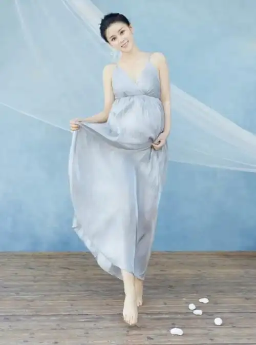 李小萌晒瑜伽照孕晚期肚大如箩气色佳四肢浮肿仍灵活