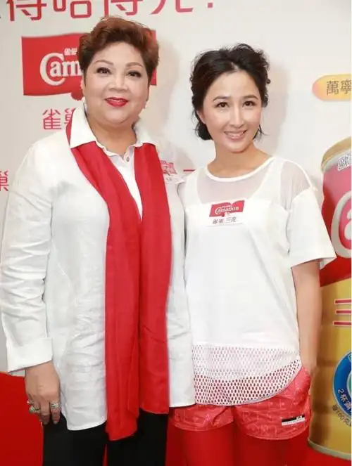 关咏荷不愧是张家辉的老婆,一身白 红搭配超减龄,看不出57岁了