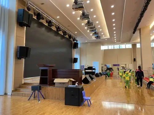 哇 这个舞台好大 老师这是王俊凯他们那种舞台吗?