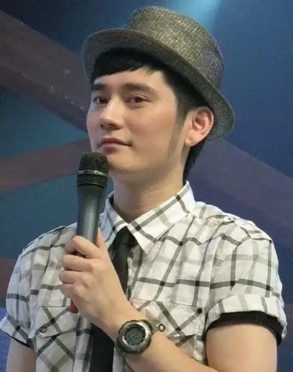 20岁风度翩翩的钱枫,怎么也没想到日后体重会飙到将近200斤