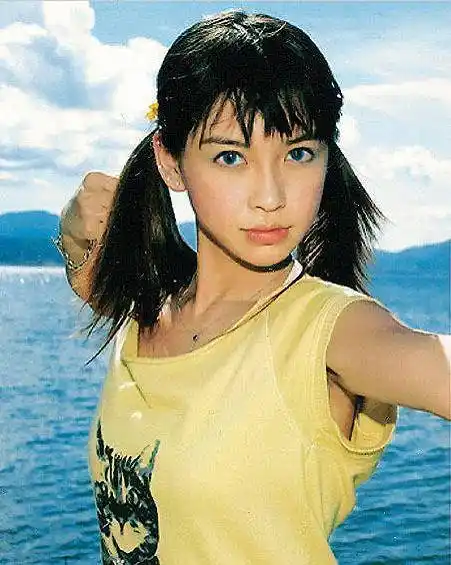 angelababy15岁旧照被扒,柳叶弯眉打扮很日系:整没整容一目了然