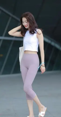 头发还没干透就出门穿浅色瑜伽展现身材显然这位美女很着急