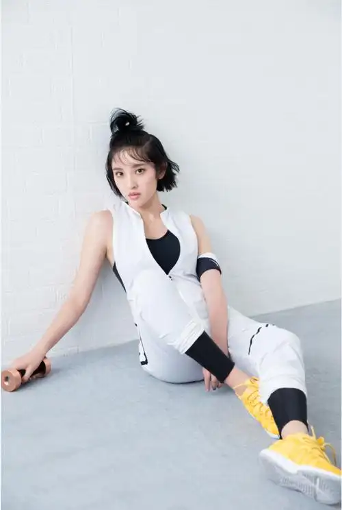 唐艺昕扎"冲天丸子头" 轻松hold住运动风!