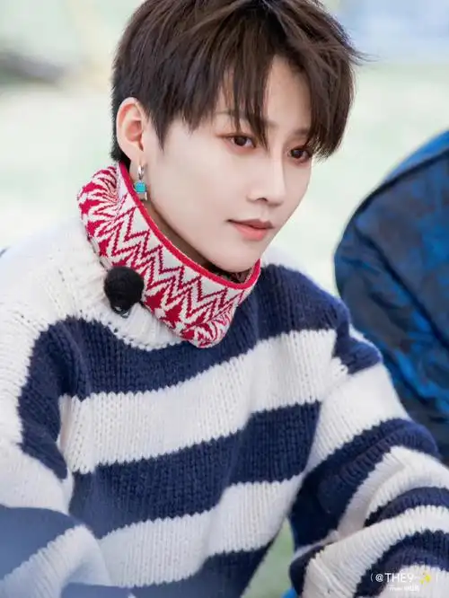 黑白条纹针织毛衣简约帅气,和刘雨昕一起与春日和星空相逢,今晚不见不