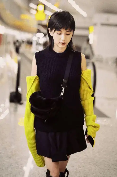 王子文衣品成谜159身高穿超长袖太拉垮过膝靴撑不起全是褶皱