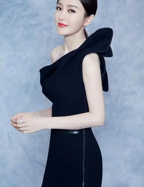 48岁的黎姿状态真好身穿斜肩连衣裙去度假猜不出真实年龄