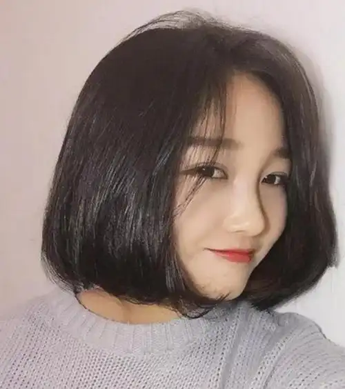 很多圆脸的女生在选择发型的时候都很困惑,既要瘦脸,又要洋气.