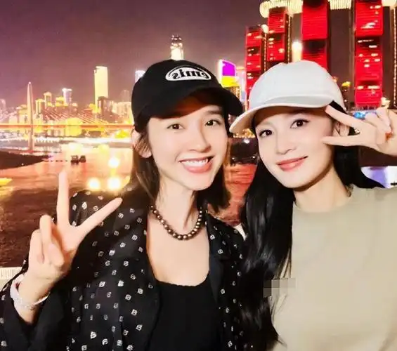 张若昀一家三口现身重庆:老婆身材火辣,4岁女儿笑起来像张若昀|李沁