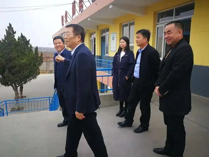 情系老区教育心系校园师生------记富平县委书记郭志英亲临梅家坪镇