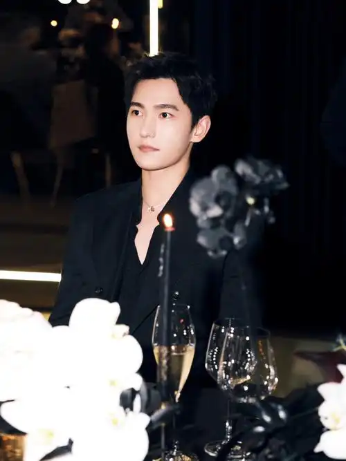 同时斩获超高讨论度与观众认可度,2021年已接近尾声,杨洋的《特战荣耀