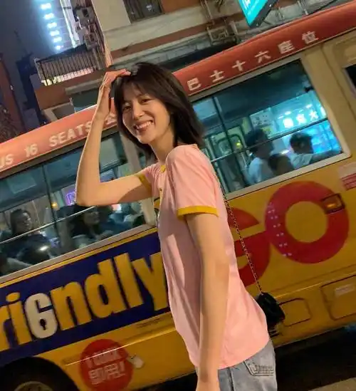 李溪芮不再秀腿的时候,身穿粉色t恤出街拍照,他的笑容太迷人了_衣服