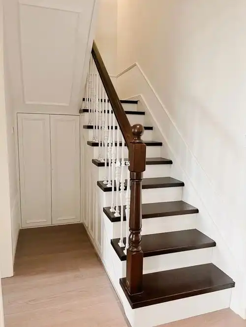 美式复式楼梯——又美又实用的设计