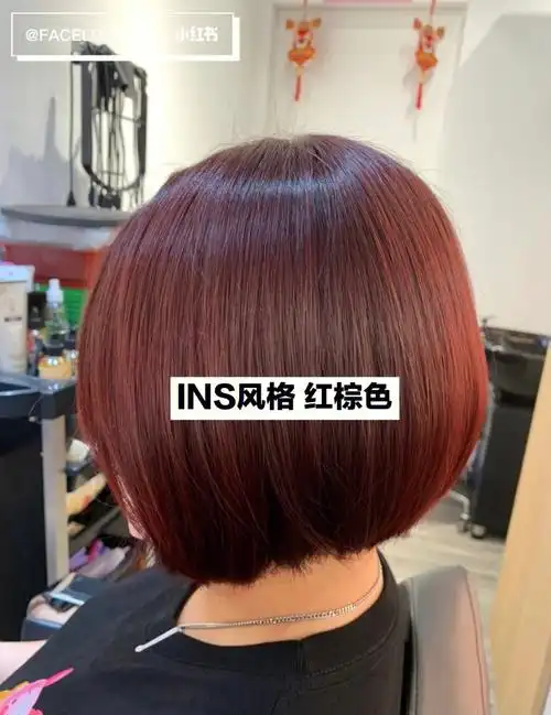 颜色红棕色托付皮肤显白并且拍照非常好看红棕色是一款红色里带一点棕