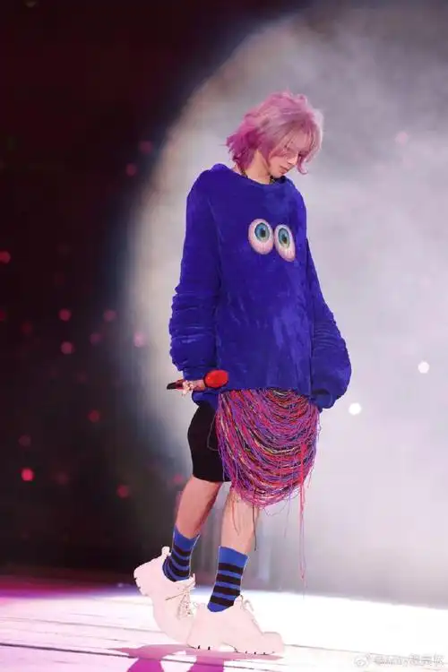 华晨宇渐变紫长发