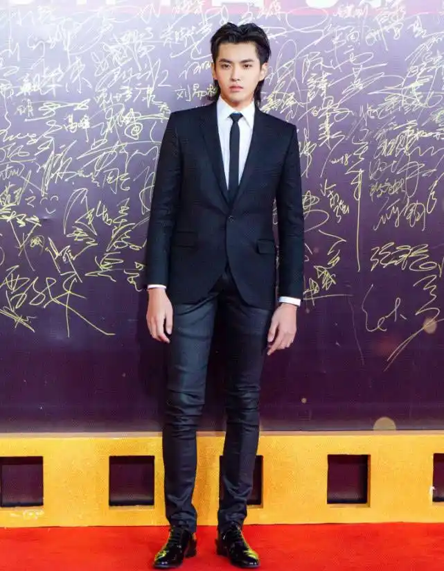 每日吴亦凡资讯精选|吴亦凡私下真省钱,穿着400块的鞋子就行了,没想到