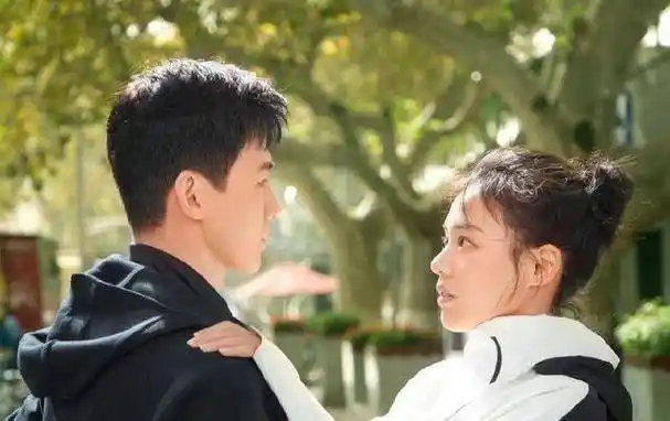 白敬亭在剧中饰演钢铁直男邢克垒,马思纯饰演勇敢可爱的外科医生米佧