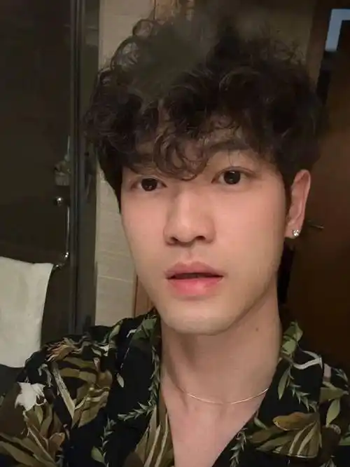 男生卷毛发型打理教程_自然卷_修剪_造型