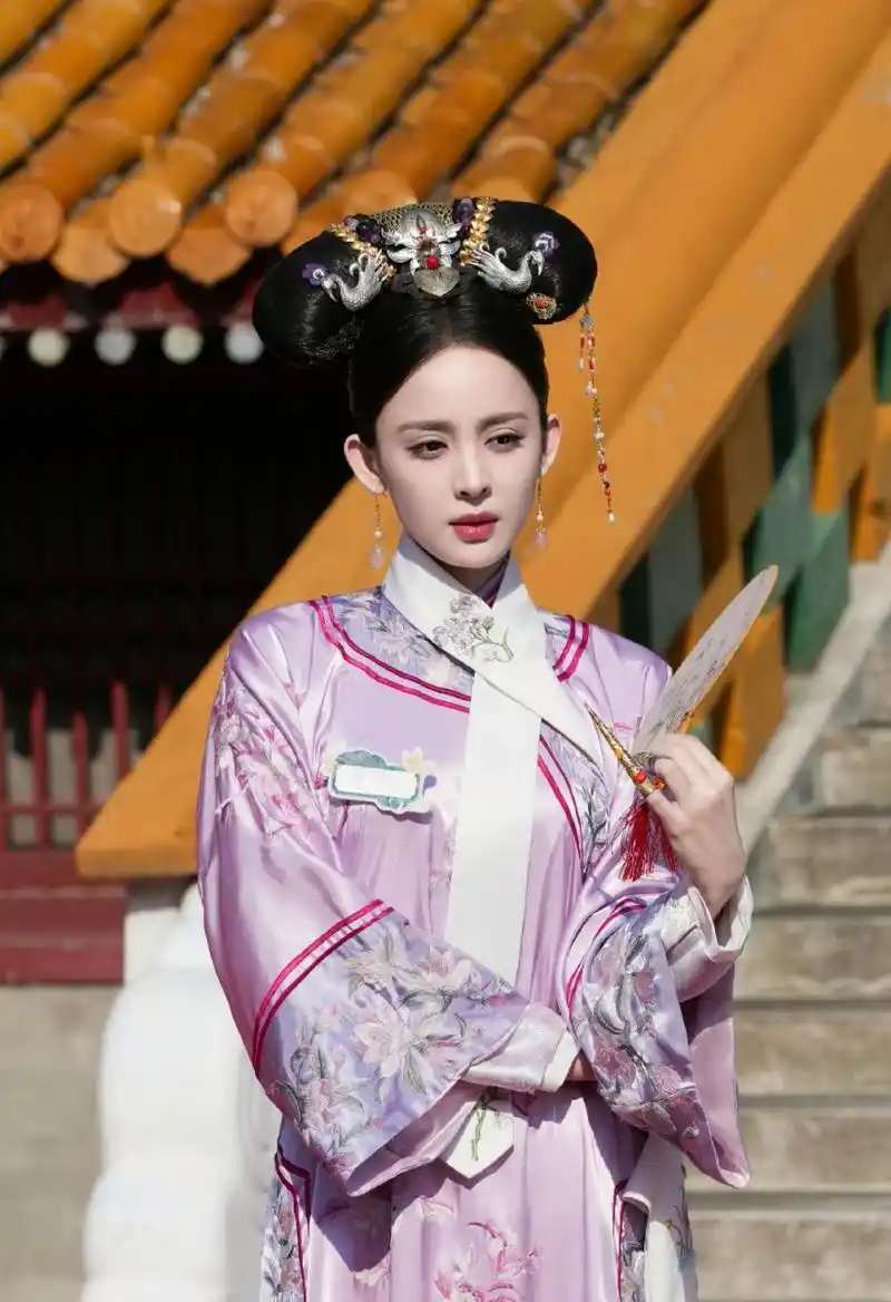 异域女神#古力娜扎# 一身清宫古风造型,肤白貌美的容颜,精致立体的