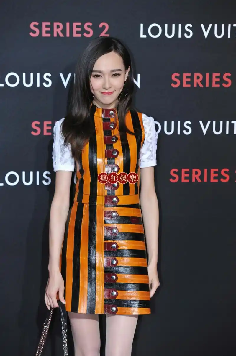 唐嫣活动红毯直拍肉色丝袜搭配皮裙灰色短靴,腿好细